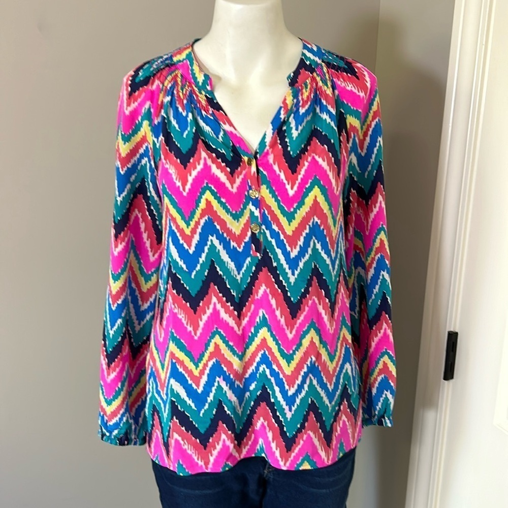Lilly Pulitzer Elsa Silk Top Flame Stitch Pattern Vneck Smocked Shirt Sz XS